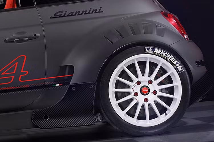 Tuy nhiên thay vì đặt sau đuôi xe và dẫn động cầu sau, Giannini 350 GP4 có động cơ lắp đằng trước và truyền sức mạnh tới cả 4 bánh xe thông qua hệ dẫn động AWD "hàng thửa". Với hệ dẫn động 4 bánh có độ bám cao, trọng lượng nhẹ và sử dụng các linh kiện cao cấp nhất, Fiat 500 Giannini 350 GP4 hứa hẹn sẽ đem tới cảm giác lái thể thao và phấn khích.
