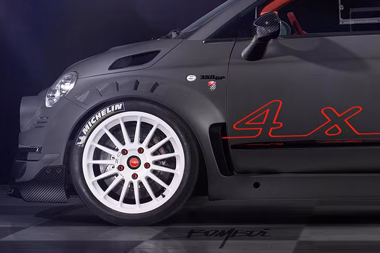 Toàn bộ những chi tiết này đều được làm từ sợi carbon để giảm trọng lượng. Nằm gọn trong những hốc bánh rộng là bộ mâm OZ 19 inch kiểu xe đua rally, đi kèm với những chiếc lốp Michelin thể thao. Giannini cũng không quên trang bị cho xe hệ thống treo dạng tay đòn đẩy pushrod của Ohlins, cùng với bộ phanh Brembo để người lái có thể kiểm soát xe.