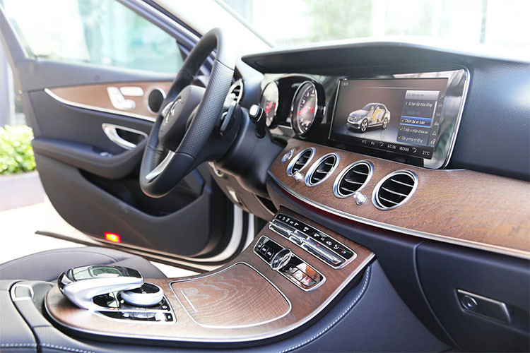 Tuy nội thất của xe không thể hoàn hảo như "đàn anh" E300 AMG với cụm đồng hồ trung tâm cũng là một màn hình và có thể thay đổi giao diện. Tuy nhiên, có thể thấy những nâng cấp trên E200 bản nâng cấp này cũng thực sự đáng giá khi không gian nội thất đã "lột xác" khá nhiều.