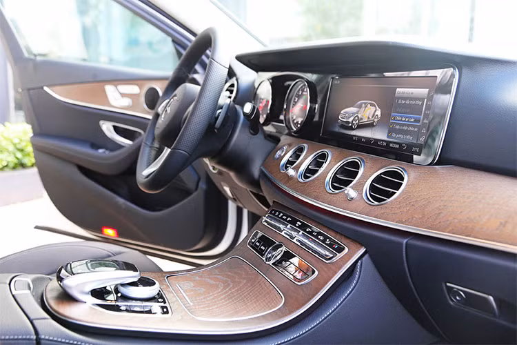 Tuy nội thất của xe không thể hoàn hảo như "đàn anh" E300 AMG với cụm đồng hồ trung tâm cũng là một màn hình và có thể thay đổi giao diện. Tuy nhiên, có thể thấy những nâng cấp trên E200 bản nâng cấp này cũng thực sự đáng giá khi không gian nội thất đã "lột xác" khá nhiều.