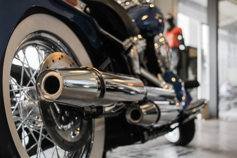 Xe còn trang bị hệ thống phun xăng điện tử Electronic Sequential Port Fuel Injection (ESPFI), cụm ống xả kép có bầu xúc tác trong bộ giảm thanh, tạo ra âm thanh rền vang đặc trưng của Harley-Davidson.