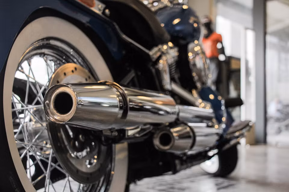 Xe còn trang bị hệ thống phun xăng điện tử Electronic Sequential Port Fuel Injection (ESPFI), cụm ống xả kép có bầu xúc tác trong bộ giảm thanh, tạo ra âm thanh rền vang đặc trưng của Harley-Davidson.