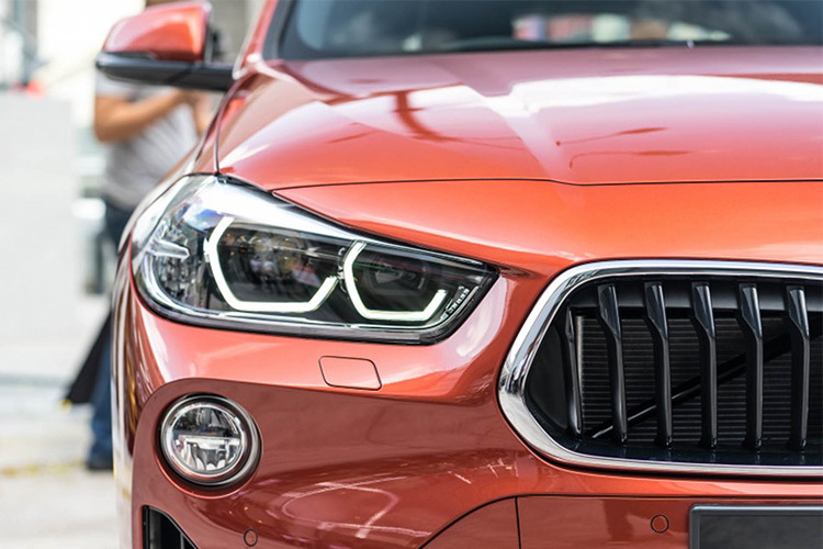 Điểm nhấn của BMW X2 nằm ở lưới tản nhiệt hình quả thận (phần dưới của lưới tản nhiệt rộng hơn phần trên) và gói phụ kiện M Sport X mới. Đèn xe thiết kế pha mượt mà, tích hợp dải đèn LED định vị ban ngày. Tổng thể xe được nhấn nhá thêm bởi kính chắn gió thể thao phía trước, những tấm kính cửa sổ nhỏ gọn quanh xe, mui xe dốc nhẹ về phía sau và kết thúc bằng cánh lướt gió gắn trên nắp cốp.