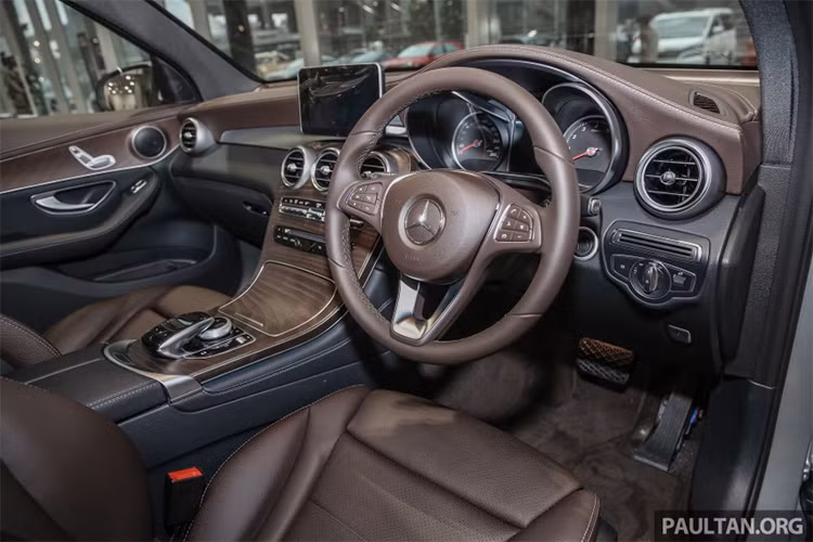 Về nội thất, Mercedes-Benz GLC 200 mới được hãng xe sang Đức trang bị nội thất ghế da sang trọng cùng ốp gỗ tần bì sần cao cấp, Vô lăng bọc da 3 chấu quen thuộc của Mercedes đi kèm các nút bấm tiện ích.