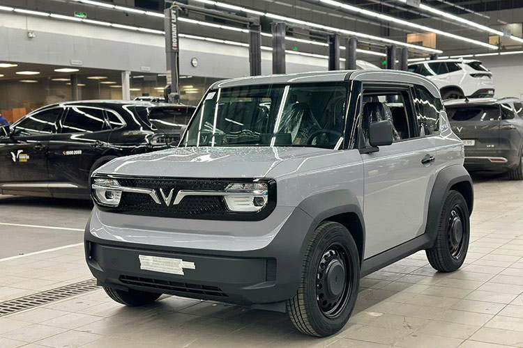 Mặc dù không sở hữu những chiếc xe hạng sang như các bạn đồng nghiệp nhưng chiếc VinFast VF3 của PewPew lại là lựa chọn cực kỳ "hợp ví". Đây là mẫu xe được nhiều người yêu thích nhờ vào thiết kế nhỏ gọn, tiện dụng và phù hợp với nhu cầu di chuyển trong đô thị.