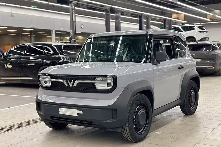 Mặc dù không sở hữu những chiếc xe hạng sang như các bạn đồng nghiệp nhưng chiếc VinFast VF3 của PewPew lại là lựa chọn cực kỳ "hợp ví". Đây là mẫu xe được nhiều người yêu thích nhờ vào thiết kế nhỏ gọn, tiện dụng và phù hợp với nhu cầu di chuyển trong đô thị.