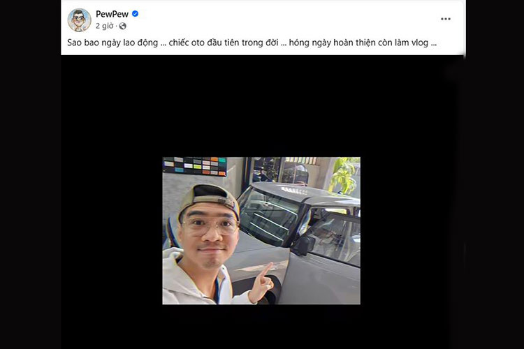 Chiếc ôtô đầu tiên của PewPew có màu sơn xám và theo những gì anh chia sẻ, chiếc xe mini điện Vinfast VF3 của PewPew hiện đang được nâng cấp tại một cơ sở độ. Việc chiếc xe được độ lại không phải là điều quá ngạc nhiên bởi lẽ PewPew là một người yêu thích sự độc đáo và cá tính.