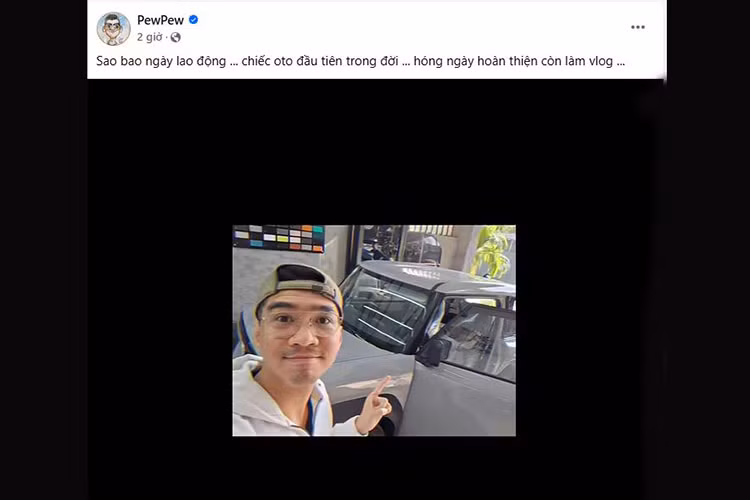 Chiếc ôtô đầu tiên của PewPew có màu sơn xám và theo những gì anh chia sẻ, chiếc xe mini điện Vinfast VF3 của PewPew hiện đang được nâng cấp tại một cơ sở độ. Việc chiếc xe được độ lại không phải là điều quá ngạc nhiên bởi lẽ PewPew là một người yêu thích sự độc đáo và cá tính.