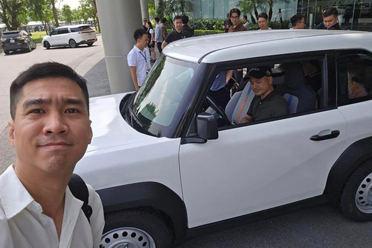 Chính vì vậy, anh sẽ không bỏ qua cơ hội để cá nhân hóa chiếc ôtô đầu đời của mình, phù hợp với phong cách sống và sở thích của bản thân. Nam streamer đến từ Hải Phòng cũng hứa hẹn sẽ ra mắt một vlog để đánh giá chi tiết về chiếc xe sau khi hoàn thiện.