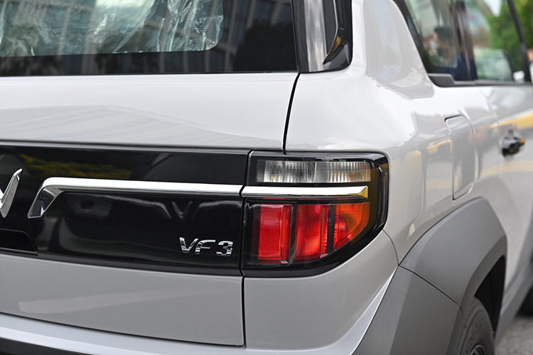 VinFast VF3 là mẫu xe mini điện được ra mắt vào cuối năm 2023 và nhanh chóng trở thành một hiện tượng trên thị trường ôtô Việt Nam. Với giá niêm yết bản thuê pin là 240 triệu đồng, giá lăn bánh của chiếc xe này vào khoảng hơn 260 triệu đồng giúp VF3 trở thành lựa chọn hấp dẫn 