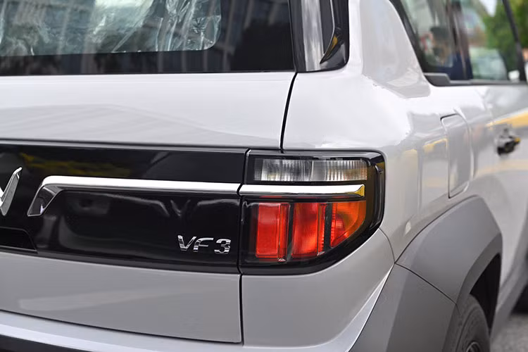 VinFast VF3 là mẫu xe mini điện được ra mắt vào cuối năm 2023 và nhanh chóng trở thành một hiện tượng trên thị trường ôtô Việt Nam. Với giá niêm yết bản thuê pin là 240 triệu đồng, giá lăn bánh của chiếc xe này vào khoảng hơn 260 triệu đồng giúp VF3 trở thành lựa chọn hấp dẫn 