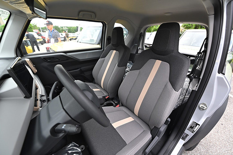 Mẫu xe này đã gây sốt trên toàn quốc khi nhận được gần 28.000 đơn đặt cọc ngay từ khi mở bán. Tính riêng trong tháng 10 vừa qua, VinFast VF3 đã dẫn đầu doanh số toàn thị trường với gần 5.000 xe được bán ra. Đây cũng là mẫu xe duy nhất trên thị trường Việt Nam đạt doanh số trên mốc 4.500 xe trong một tháng kể từ đầu năm 2024.