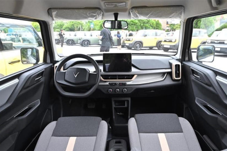 Không chỉ có giá bán phải chăng, mẫu xe điện VinFast VF3 giá rẻ còn thu hút sự chú ý nhờ vào khả năng tiết kiệm nhiên liệu và thiết kế nhỏ gọn, phù hợp với nhu cầu di chuyển trong các thành phố lớn.