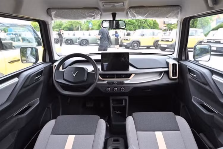 Không chỉ có giá bán phải chăng, mẫu xe điện VinFast VF3 giá rẻ còn thu hút sự chú ý nhờ vào khả năng tiết kiệm nhiên liệu và thiết kế nhỏ gọn, phù hợp với nhu cầu di chuyển trong các thành phố lớn.