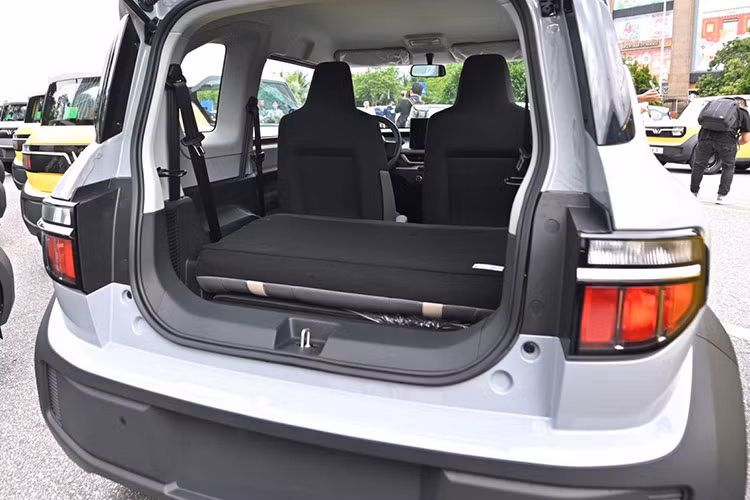 Với việc sở hữu chiếc VinFast VF3, PewPew không chỉ có một phương tiện di chuyển mới mà còn mở ra một kênh mới để chia sẻ những trải nghiệm cá nhân với người hâm mộ qua các vlog. Chắc chắn, chiếc xe này sẽ trở thành một phần không thể thiếu trong hành trình tiếp theo của nam streamer này.