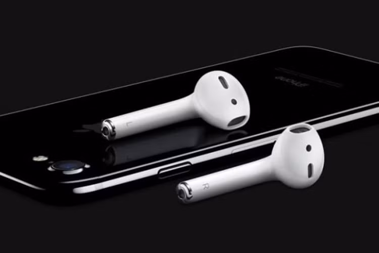 Nếu bạn là tín đồ của Apple và sử dụng iPhone thì rõ ràng Apple AirPod là mẫu tai nghe bạn nên trang bị cho mình. Ngoại trừ mức giá khá cao thì AirPod mang đến cho bạn chất lượng âm thanh tuyệt vời cũng như sự tiện dụng trong công việc hàng ngày. 