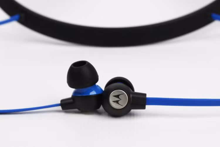 Moto Surround là một trong những tai nghe được đánh giá rất cao về mức giá, hiệu năng và thời lượng pin. Nó cho phép bạn sử dụng nghe nhạc trong 12 tiếng với âm lượng trầm. Ngoài ra bạn cũng có thể sử dụng để di chuyển trong điều kiện mưa nhỏ và ngâm dưới nước ở độ sâu dưới 1 mét trong 30 phút.