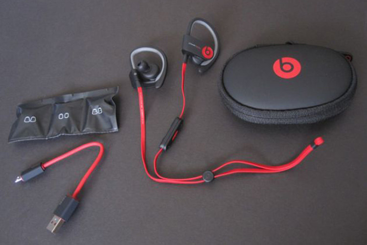 Đúng như tên gọi của mình, dòng tai nghe Beats Powerbeats2 Wireless mang đến cho bạn một chất lượng âm cực kỳ mạnh mẽ. Ngoài ra, trọng lượng nhẹ, thời trang và sự tiện lợi trong thiết kế cũng có thể kể tới ở mẫu tai nghe này. Nó được trang bị công nghệ sạc nhanh với 15 phút sạc, bạn có thể nghe nhạc trong vòng 1 giờ.