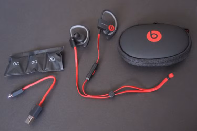 Đúng như tên gọi của mình, dòng tai nghe Beats Powerbeats2 Wireless mang đến cho bạn một chất lượng âm cực kỳ mạnh mẽ. Ngoài ra, trọng lượng nhẹ, thời trang và sự tiện lợi trong thiết kế cũng có thể kể tới ở mẫu tai nghe này. Nó được trang bị công nghệ sạc nhanh với 15 phút sạc, bạn có thể nghe nhạc trong vòng 1 giờ.