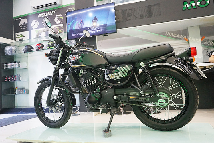 Theo nhà phân phối Kawasaki Motorrock cho biết: “Có khá nhiều khách hàng mong muốn một chiếc xe môtô cỡ nhỏ 175cc này mang một phong cách mạnh mẽ hơn qua các việc trang trí, nên qua thiết kế này Motorrock sẽ tặng cho khách hàng nếu muốn custom chiếc xe của mình và giá bán vẫn không đổi.