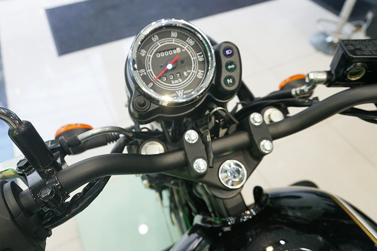 Cụm đồng hồ không thay đổi, hiển thị thông số vận hành thiết kế dạng cơ kết hợp dải đèn báo tín hiệu đèn chiếu sang, đèn xi nhan và số N. Tay lái xe sơn màu đen thiết kế rộng, các nút điều dễ sử dụng cho người mới.