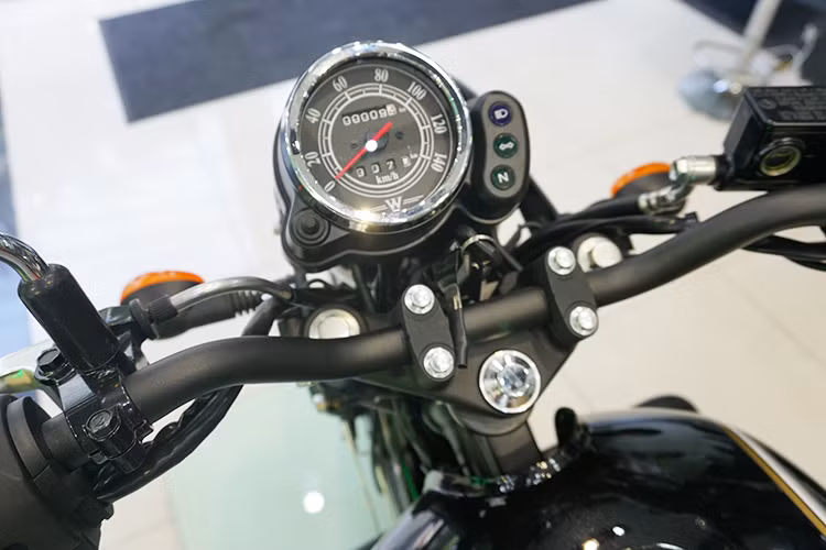 Cụm đồng hồ không thay đổi, hiển thị thông số vận hành thiết kế dạng cơ kết hợp dải đèn báo tín hiệu đèn chiếu sang, đèn xi nhan và số N. Tay lái xe sơn màu đen thiết kế rộng, các nút điều dễ sử dụng cho người mới.