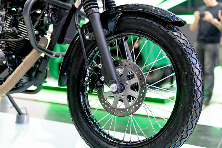 Kawasaki W175 được trang bị hệ thống phanh đĩa đơn với heo phanh 2 piston và đĩa đúc đặc có đường kính chỉ 220 mm. Do có giá rẻ nên W175 cũng không được trang bị hệ thống phanh ABS. Bánh trước của xe sử dụng lốp bản hẹp nhưng cao là 80/100/17, đi kèm vành nan 17 inch.