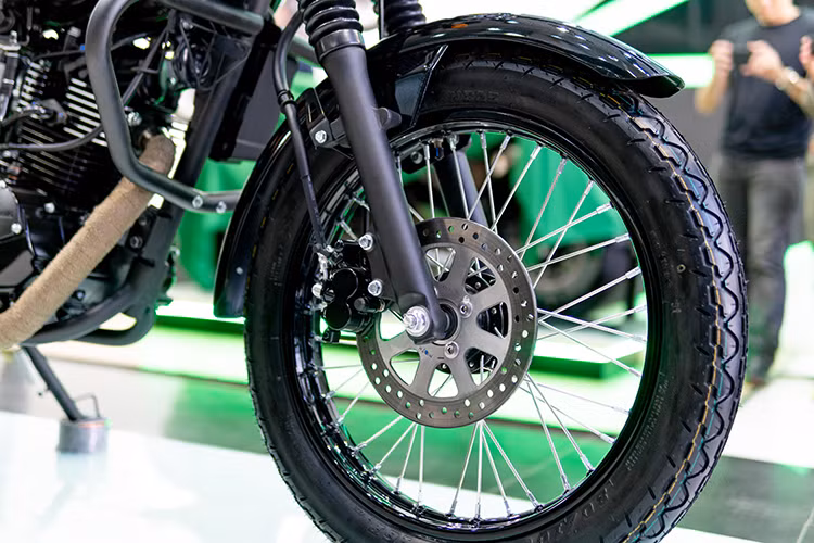 Kawasaki W175 được trang bị hệ thống phanh đĩa đơn với heo phanh 2 piston và đĩa đúc đặc có đường kính chỉ 220 mm. Do có giá rẻ nên W175 cũng không được trang bị hệ thống phanh ABS. Bánh trước của xe sử dụng lốp bản hẹp nhưng cao là 80/100/17, đi kèm vành nan 17 inch.