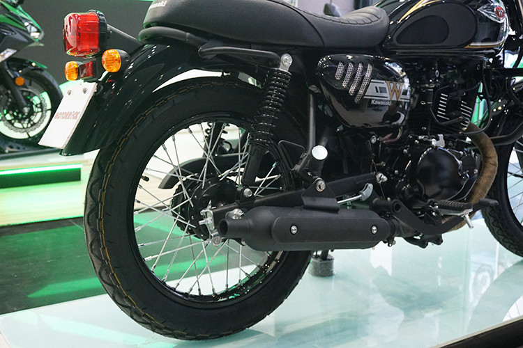 Phía sau, W175 thậm chí còn không được trang bị phanh đĩa, thay vào đó là hệ thống phanh đùm đường kính 110 mm. Xe sử dụng phuộc kép dạng lò xo trụ phía sau với khả năng điều chỉnh tải trọng. Bánh sau cũng có đường kính 17 inch, sử dụng lốp 100/90/17, ống xả sơn đen mang phong cách cổ điển.