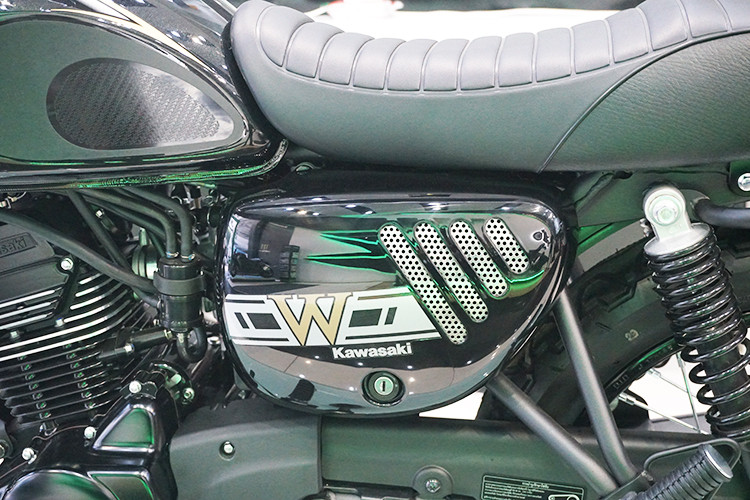 Trên phiên bản mới này, cốp xe 2 bên đã được nhà phân phối tại Việt Nam cá nhân hoá bằng việc khắc những đường trang trí với ốp nỉ inox bên trong. Phần bình xăng có kiểu dáng hình giọt nước được nối liền với yên xe cũng được tái thiết kế mang đậm chất Vintage hơn so với trước.