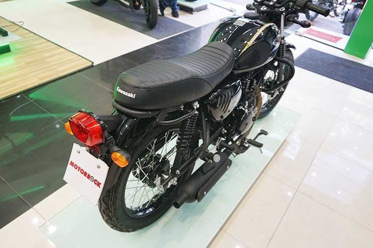 Kawasaki W175 sở hữu yên cao 775 mm và trọng lượng 126 kg khá phù hợp với vóc dáng người châu Á. Cụm đèn hậu của xe có thiết kế đơn giản, mang đậm nét hoài cổ. Tay dắt sau xe thay thế cho dây đai trên yên xe, yên xe được thiết kế lại mỏng hơn đồng thời loại bỏ dây dắt ở bản cũ.