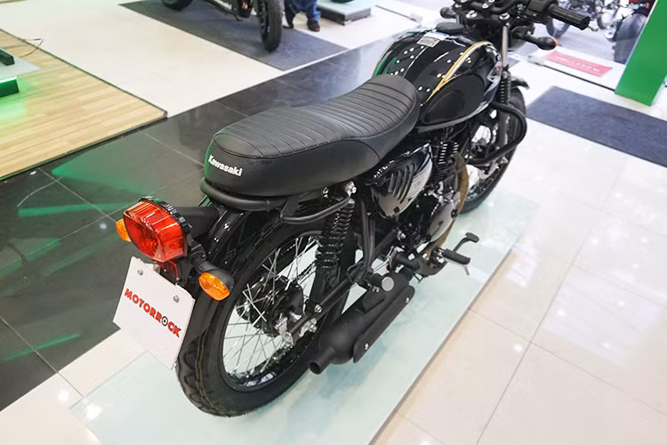 Kawasaki W175 sở hữu yên cao 775 mm và trọng lượng 126 kg khá phù hợp với vóc dáng người châu Á. Cụm đèn hậu của xe có thiết kế đơn giản, mang đậm nét hoài cổ. Tay dắt sau xe thay thế cho dây đai trên yên xe, yên xe được thiết kế lại mỏng hơn đồng thời loại bỏ dây dắt ở bản cũ.