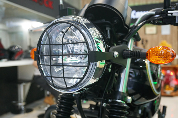 Phần đầu W175 với lưới bảo vệ đèn pha bằng kim loại nhằm tăng độ ngầu cho xe đồng thời bảo vệ đèn pha khi di chuyển qua những địa hình đất đá.