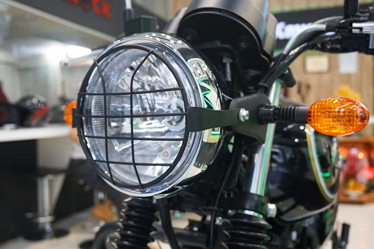 Phần đầu W175 với lưới bảo vệ đèn pha bằng kim loại nhằm tăng độ ngầu cho xe đồng thời bảo vệ đèn pha khi di chuyển qua những địa hình đất đá.