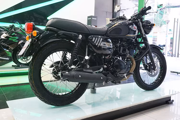 Ngoài các chi tiết được làm mới theo dạng cá nhân hoá, mẫu xe môtô cỡ nhỏ Kawasaki W175 2019 vừa xuất hiện tại Việt Nam vẫn không thay đổi nhiều, nó vẫn sở hữu kích thước tổng thể dài, rộng, cao tương ứng (1.930 x 765 x 1.030)mm. Xe mang phong cách cổ điển phù hợp với đa dạng người dùng - đặc biệt là giới trẻ.