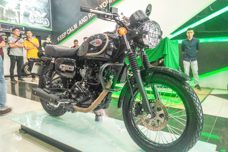 Mức giá xe Kawasaki W175 2019 phiên bản mới nhất vừa được niêm yết chính hãng bởi Kawasaki Motorrock Việt Nam ở mức 69 triệu đồng cho phiên bản màu trắng và đen, 72 triệu đồng cho phiên bản màu bạc. Tại thị trường Việt Nam, đối thủ của W175 là những cái tên như; Yamaha YB125, Suzuki EN150-A hoặc Brixton.
