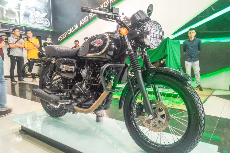 Mức giá xe Kawasaki W175 2019 phiên bản mới nhất vừa được niêm yết chính hãng bởi Kawasaki Motorrock Việt Nam ở mức 69 triệu đồng cho phiên bản màu trắng và đen, 72 triệu đồng cho phiên bản màu bạc. Tại thị trường Việt Nam, đối thủ của W175 là những cái tên như; Yamaha YB125, Suzuki EN150-A hoặc Brixton.