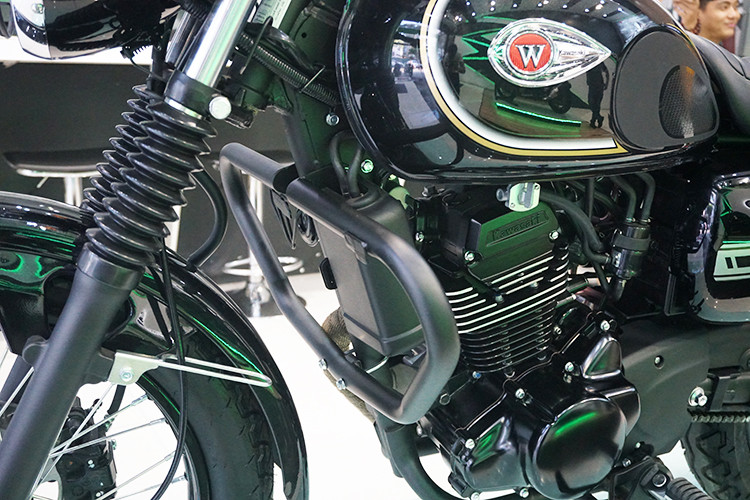 W175 mới vẫn sử dụng khối động cơ 1 xi-lanh 4 kỳ SOHC 2 van làm mát bằng không khí, sử dụng trái piston 65,5mm với khoảng hành trình xi-lanh 52,4mm, tỉ số nén 9,1:1 và sử dụng chế hòa khí cơ Mikuni VM24 đi kèm hộp số 5 cấp. Cỗ máy này chỉ tạo ra công suất 13PS tại tua máy 7.500rpm và mô-men xoắn 13,2Nm tại 6.000rpm.