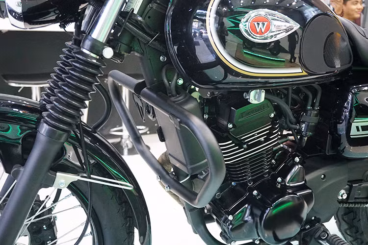 W175 mới vẫn sử dụng khối động cơ 1 xi-lanh 4 kỳ SOHC 2 van làm mát bằng không khí, sử dụng trái piston 65,5mm với khoảng hành trình xi-lanh 52,4mm, tỉ số nén 9,1:1 và sử dụng chế hòa khí cơ Mikuni VM24 đi kèm hộp số 5 cấp. Cỗ máy này chỉ tạo ra công suất 13PS tại tua máy 7.500rpm và mô-men xoắn 13,2Nm tại 6.000rpm.