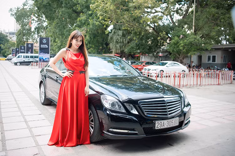 Vừa qua, cô nàng ca sỹ với biệt danh "cải bắp" Lưu Hương Giang đã bất ngờ xuất hiện tại sự kiện Mercedes-Benz Fascination 2017 đang diễn ra ở Hà Nội. Tại sự kiện, cô mặc váy dạ hội của Lê Thanh Hòa, khoe nhan sắc gái hai con và bước ra từ chiếc xe sang Mercedes-Benz E200 2017.