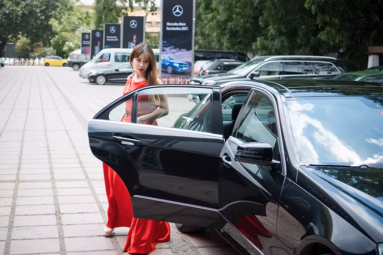 Từ rất lâu rồi, nữ ca sĩ của album "Cải Bắp" rất mê chiếc xe mang thương hiệu "ngôi sao 3 cánh" Mercedes-Benz E200. Nhưng mới đây, cô nàng mới đặt được một chiếc để thoả mãn cho sở thích và nhu cầu đi lại của mình.