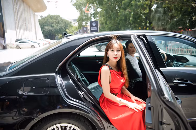 Chi tiết ấn tượng nhất của E200 thế hệ mới là cụm đèn trước với các dải sáng ban ngày LED nằm song song với nhau, chia tách 2 đèn pha/cốt dạng thấu kính projector để gợi thiết kế "mắt kép" đặc trưng của các thế hệ trước. Tùy từng phiên bản, E-Class sẽ có "bộ mặt" khác nhau với bản E200 sử dụng cản trước khác biệt và lưới tản nhiệt truyền thống của Mercedes, để tạo ấn tượng về sự sang trọng.