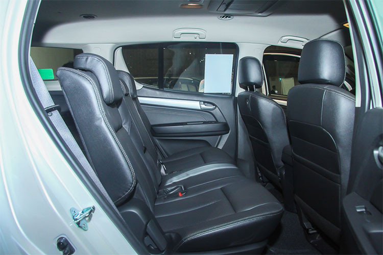 So với các đối thủ cũng phân khúc, Isuzu mu-X có phần yếu thế hơn trong thiết kế. Kiểu dáng xe vẫn còn những đường nét của xe bán tải D-Max. Nội thất bên trong xe cũng có thiết kế tương đồng với "người anh em" bán tải D-Max, từ thiết kế bảng taplo cho tới vô lăng hay ghế ngồi...