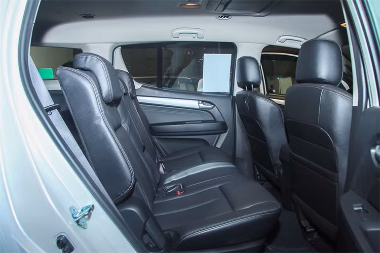 So với các đối thủ cũng phân khúc, Isuzu mu-X có phần yếu thế hơn trong thiết kế. Kiểu dáng xe vẫn còn những đường nét của xe bán tải D-Max. Nội thất bên trong xe cũng có thiết kế tương đồng với "người anh em" bán tải D-Max, từ thiết kế bảng taplo cho tới vô lăng hay ghế ngồi...