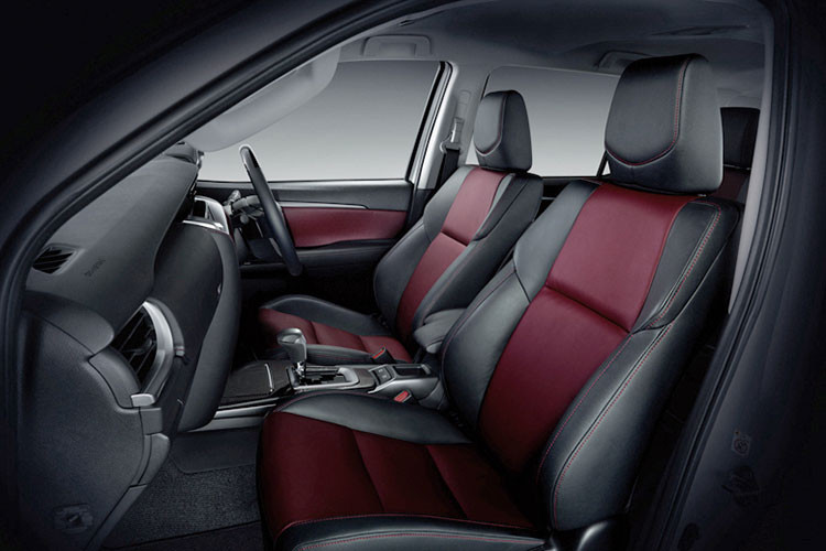 Các trang bị nội thất nổi bật của Toyota Fortuner TRD Sportivo 2 bao gồm hệ thống thông tin giải trí đi kèm màn hình cảm ứng 7 inch, hệ thống định vị, đầu DVD, kết nối Bluetooth, hệ thống âm thanh JBL 9 loa, bảng đồng hồ Optitron nâng cấp với nền giả sợi carbon đẹp mắt hơn.