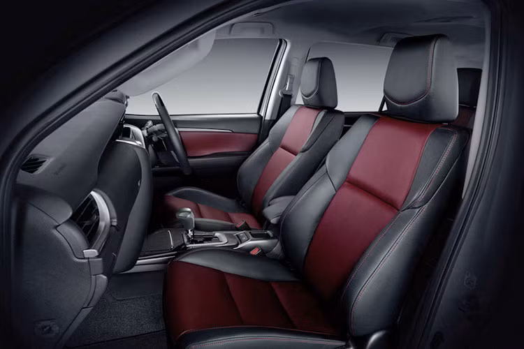 Các trang bị nội thất nổi bật của Toyota Fortuner TRD Sportivo 2 bao gồm hệ thống thông tin giải trí đi kèm màn hình cảm ứng 7 inch, hệ thống định vị, đầu DVD, kết nối Bluetooth, hệ thống âm thanh JBL 9 loa, bảng đồng hồ Optitron nâng cấp với nền giả sợi carbon đẹp mắt hơn.