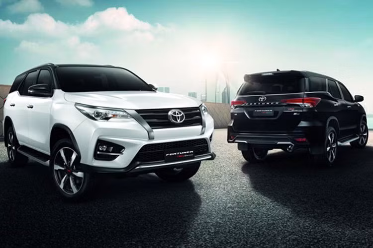 Hãng Nhật Bản lần đầu tiên tung ra phiên bản TRD Sportivo thể thao hơn của dòng SUV cỡ trung Toyota Fortuner thế hệ thứ hai tại thị trường Thái Lan vào hồi tháng 3/2016. Sau hơn 2 năm, hãng Toyota mới quyết định bổ sung bản nâng cấp của Toyota Fortuner TRD Sportivo tại đây.