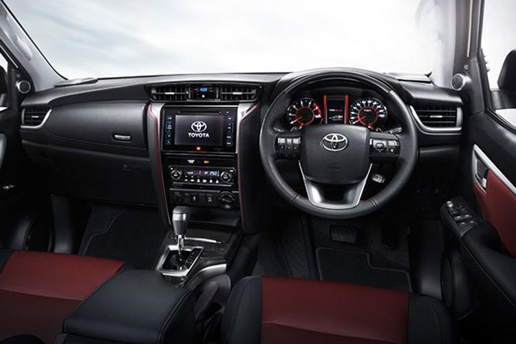 Không gian nội thất của Toyota Fortuner TRD Sportivo 2 cũng được làm mới ở một số chi tiết và bọc da tổng hợp màu đỏ phối đen. Bên trong xe xuất hiện chỉ khâu màu đỏ và những chi tiết trang trí mạ crôm màu tối. Theo hãng Toyota, nội thất của xe là sự kết hợp giữa thiết kế thể thao và công nghệ hiện đại nhằm mang đến sự tiện nghi tối đa.