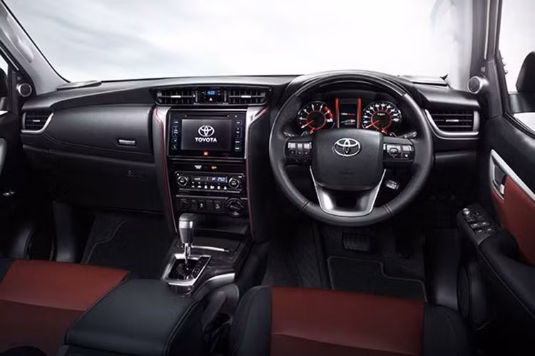 Không gian nội thất của Toyota Fortuner TRD Sportivo 2 cũng được làm mới ở một số chi tiết và bọc da tổng hợp màu đỏ phối đen. Bên trong xe xuất hiện chỉ khâu màu đỏ và những chi tiết trang trí mạ crôm màu tối. Theo hãng Toyota, nội thất của xe là sự kết hợp giữa thiết kế thể thao và công nghệ hiện đại nhằm mang đến sự tiện nghi tối đa.