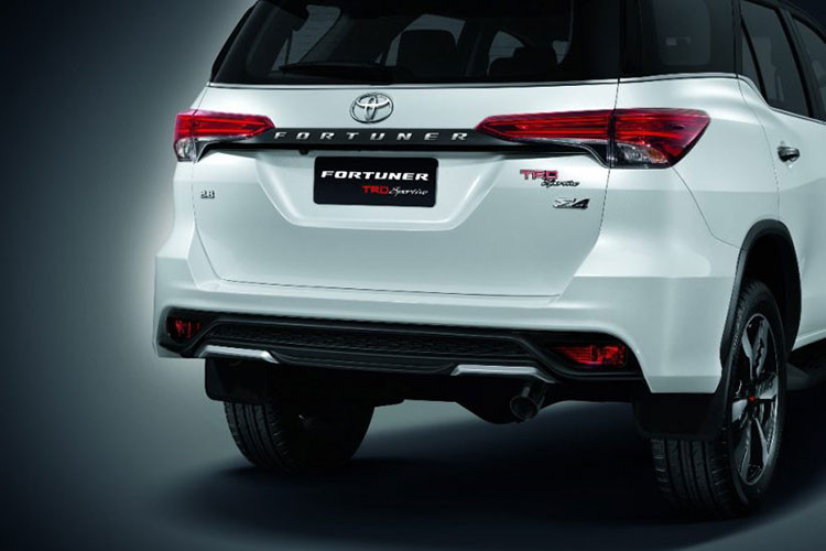 Ngoài ra, hãng xe ôtô Toyota còn trang bị vỏ gương chiếu hậu mới màu đen "tông xuyệt tông" với cột A nhằm tăng độ ấn tượng cho phiên bản thể thao của mẫu xe Fortuner mới này. Riêng Toyota Fortuner TRD Sportivo 2 màu trắng sẽ đi kèm nóc màu đen tương phản.